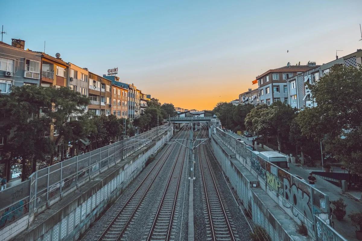 19歲兼職生暗戀物件突然消失？隔天竟在鐵軌出現完全變異