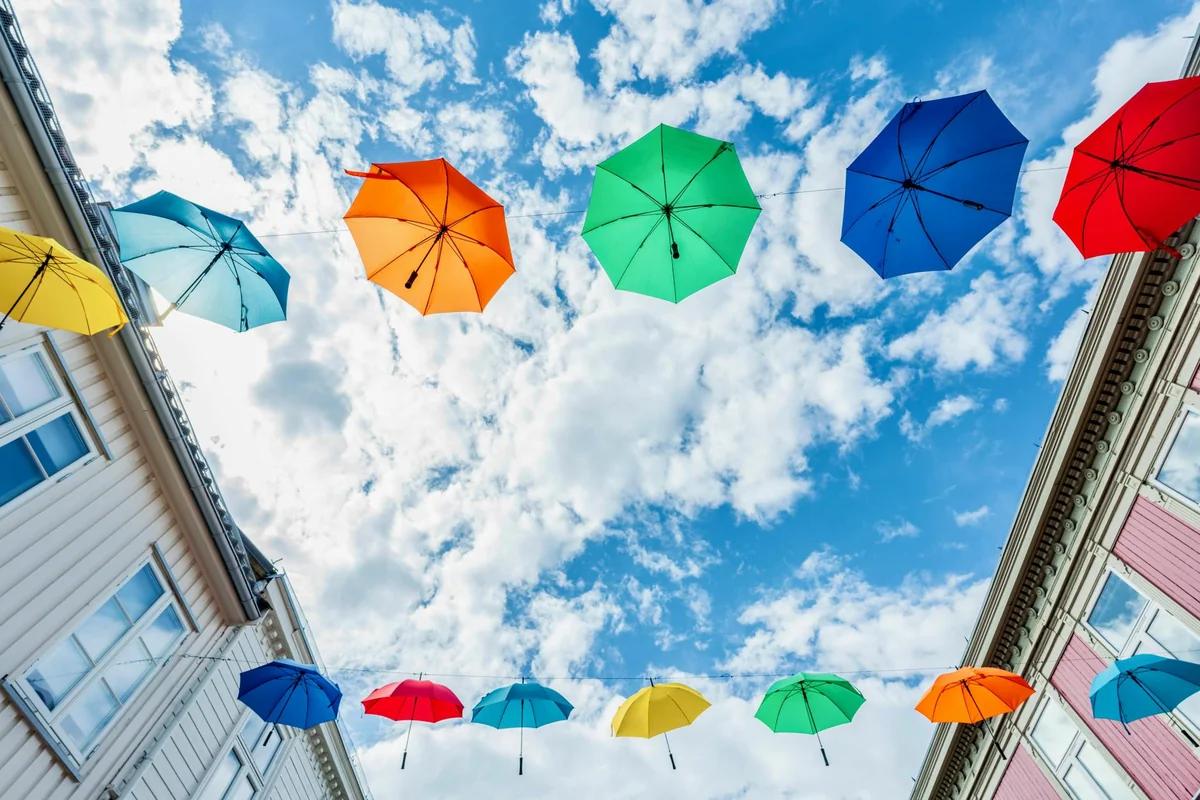 埼玉飯能「姆明谷與傘」活動開幕！200公尺彩傘懸空飄，夜間燈光秀夢幻登場