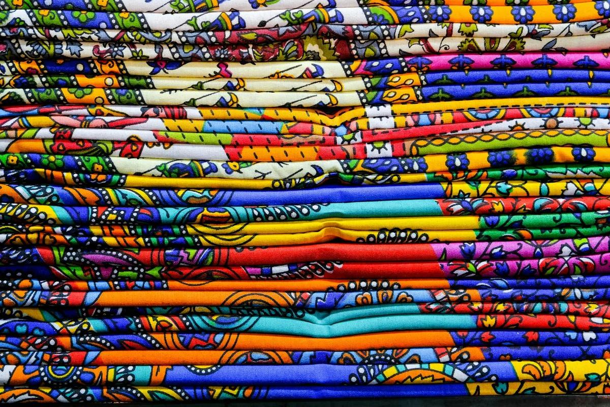 百年前織物「伊勢崎銘仙」復活！數位技術讓傳統圖案重生為時尚絲巾