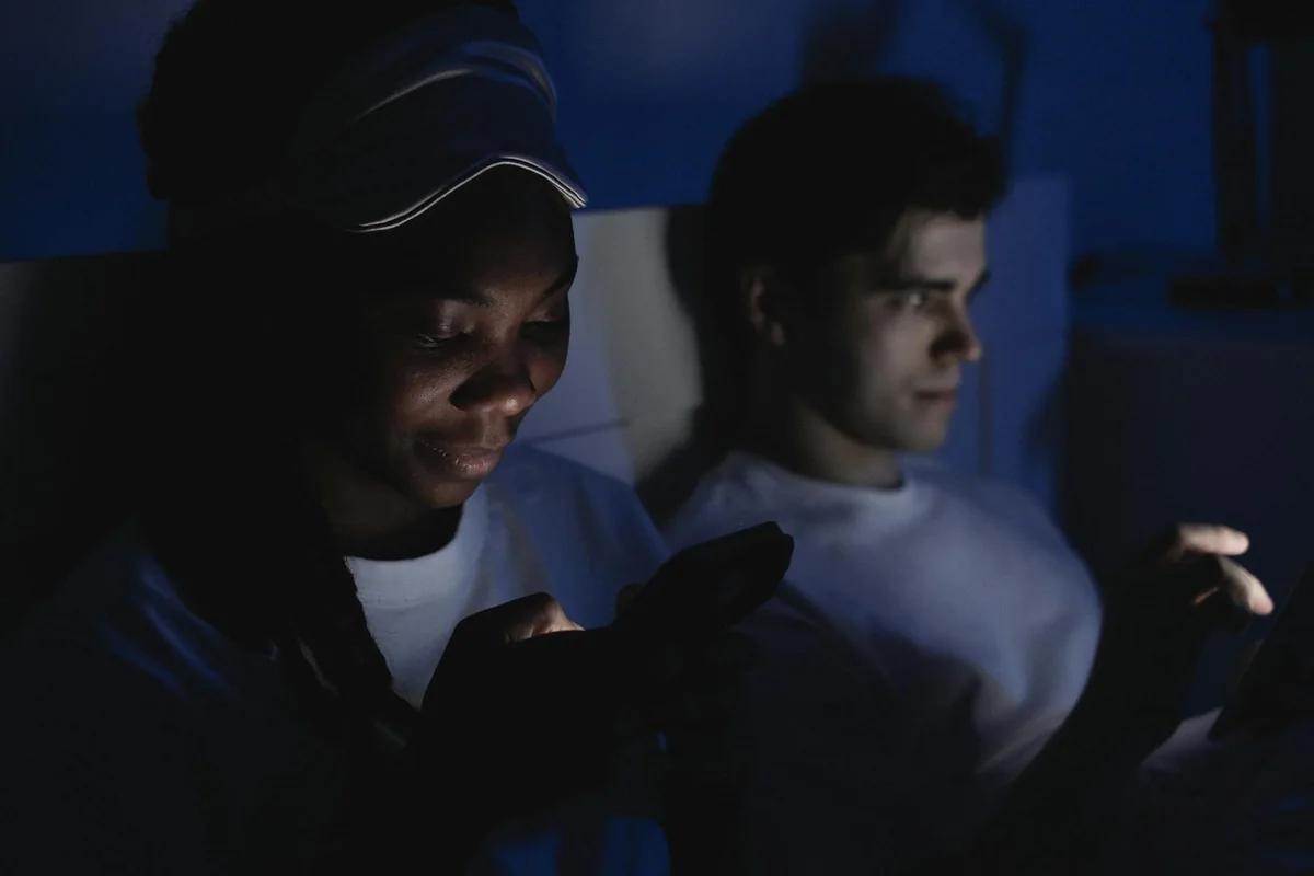 深夜不睡的媽咪群組：24小時不打烊的數位村莊