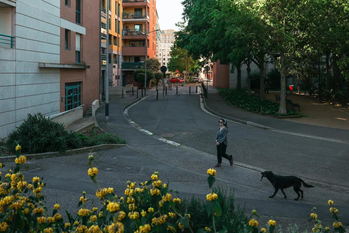 自由背包客突遭母親訃報！一人旅行生活急轉直下