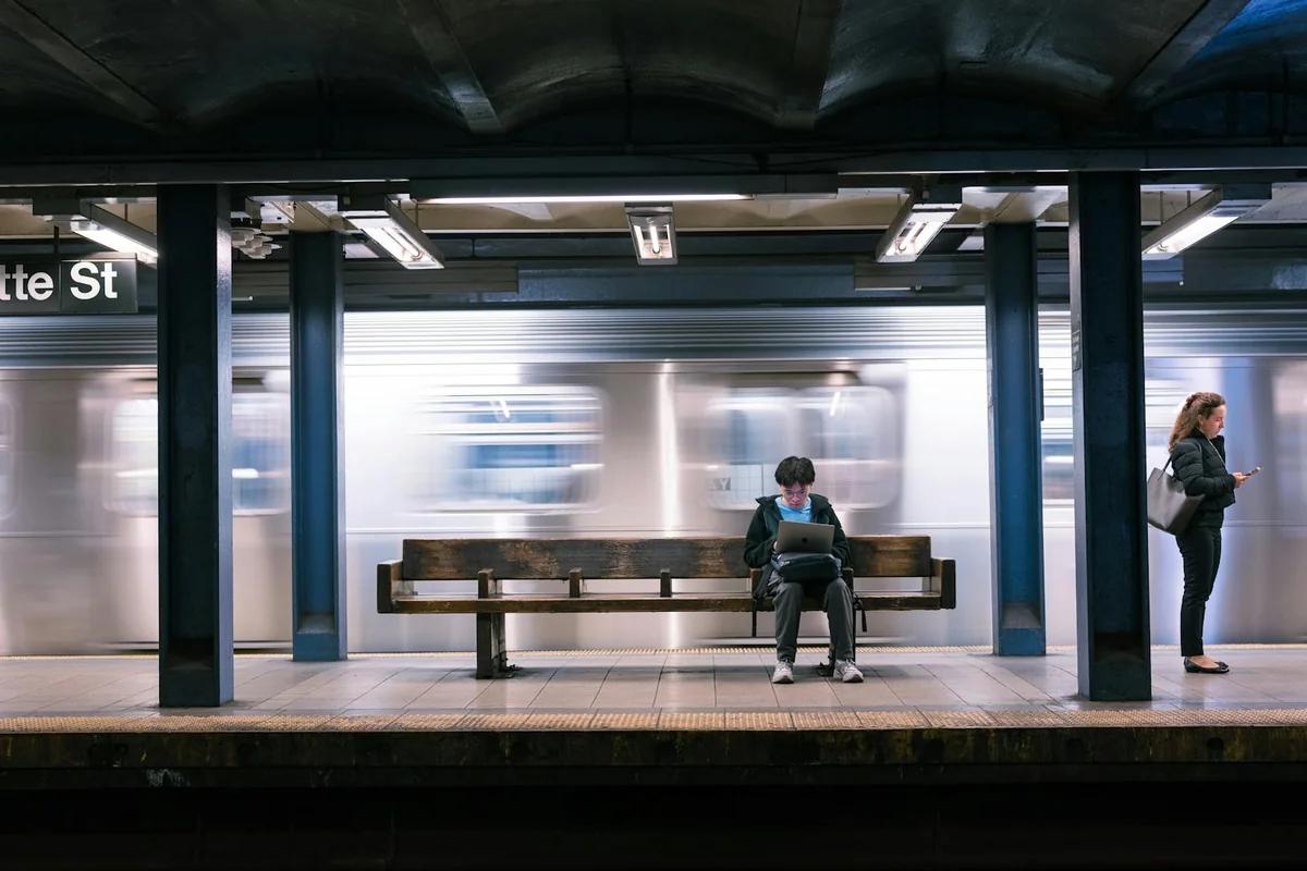 紐約地鐵男子持刀襲人！3人受傷仍不聽警告 警開槍擊斃