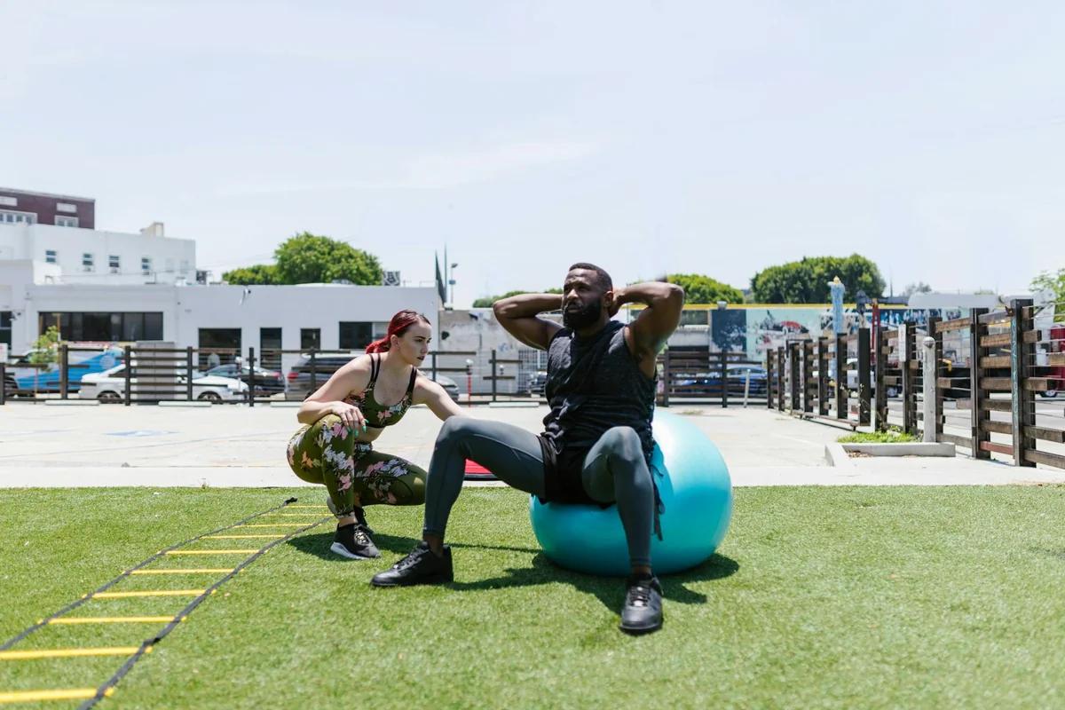 3分鐘「絞雑巾式」腹肌訓練！YouTube博主公開12招快速收腰 ／ Photo by RDNE Stock project