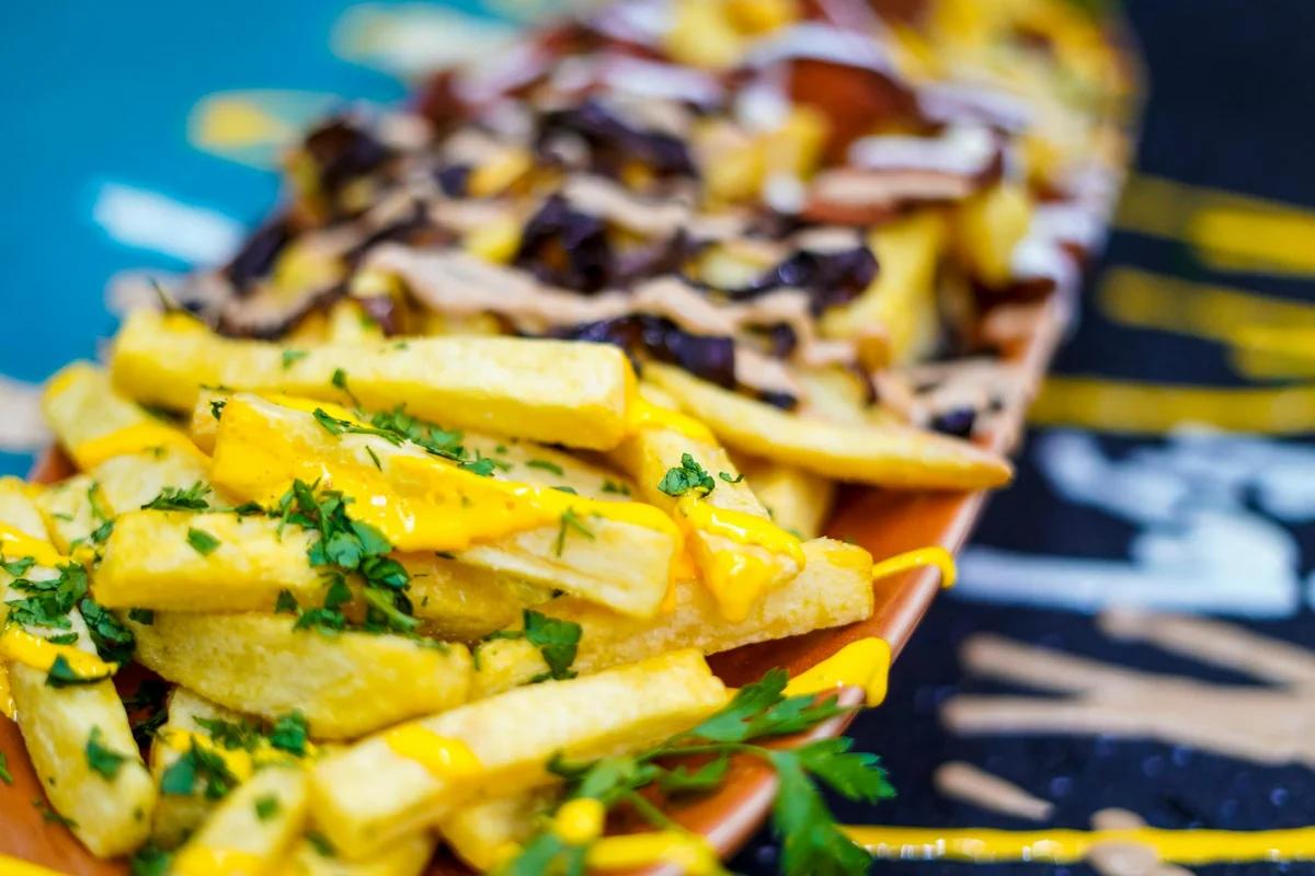 加拿大麥當勞竟把薯條當主角！「普丁」成鎮店之寶：熱騰騰的罪惡享受