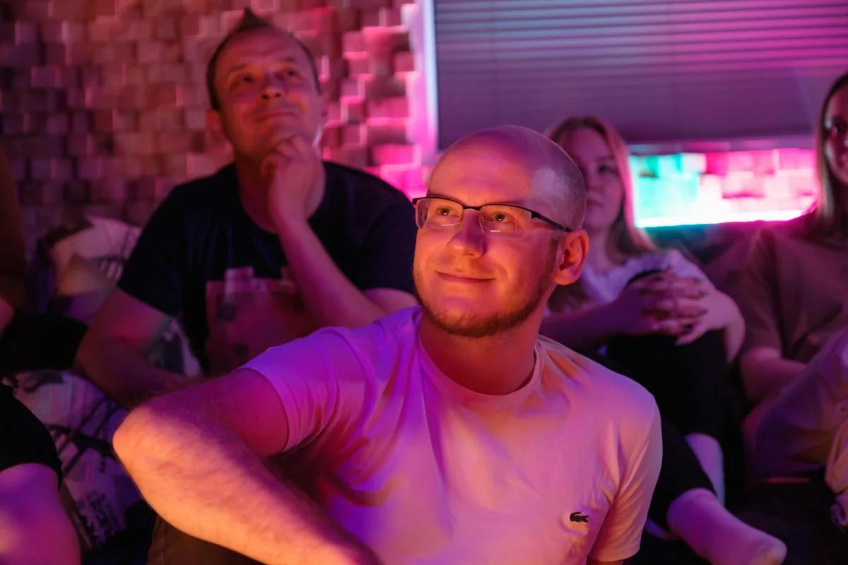 「外頭像地藏」也能變自信？會話高手的秘密：每天一句「謝謝」 ／ Photo by Big Bag Films