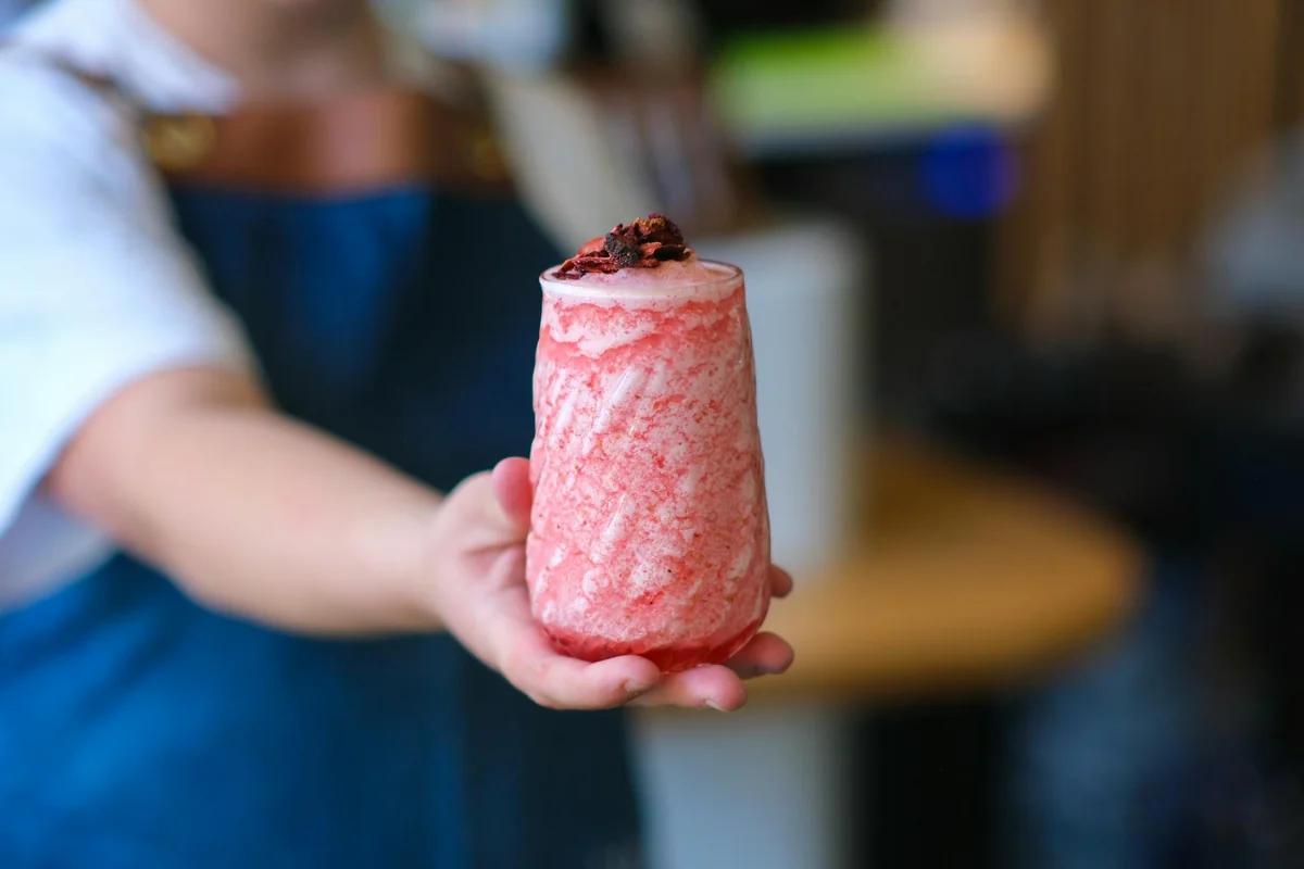 麥當勞推期間限定「哈洛基蒂草莓」與「噗嚕噗嚕布丁」飲料！專屬紙杯超療癒 ／ Photo by Emre Gokceoglu