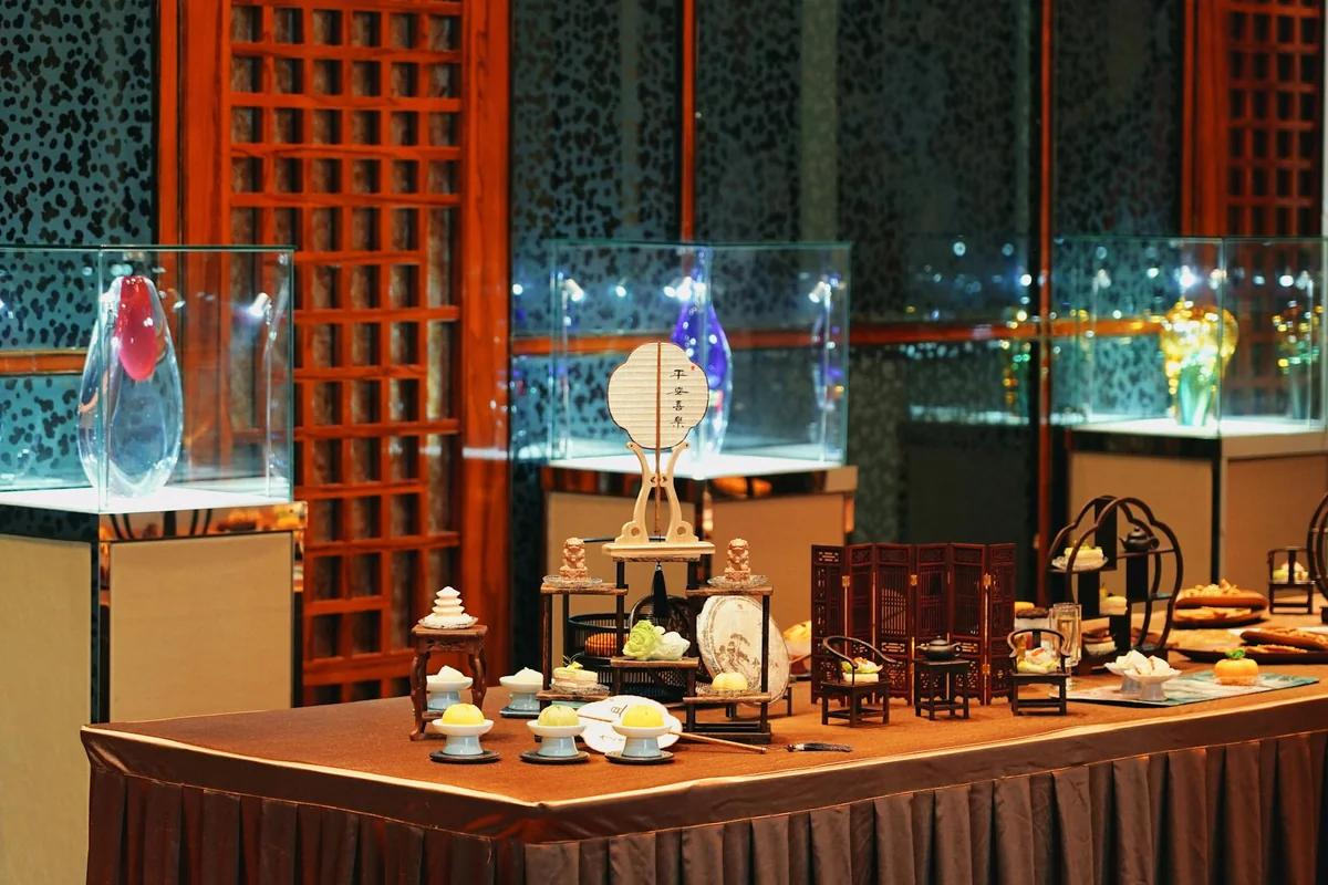 紀子內親王參觀花道展，特別關注福島震災花器