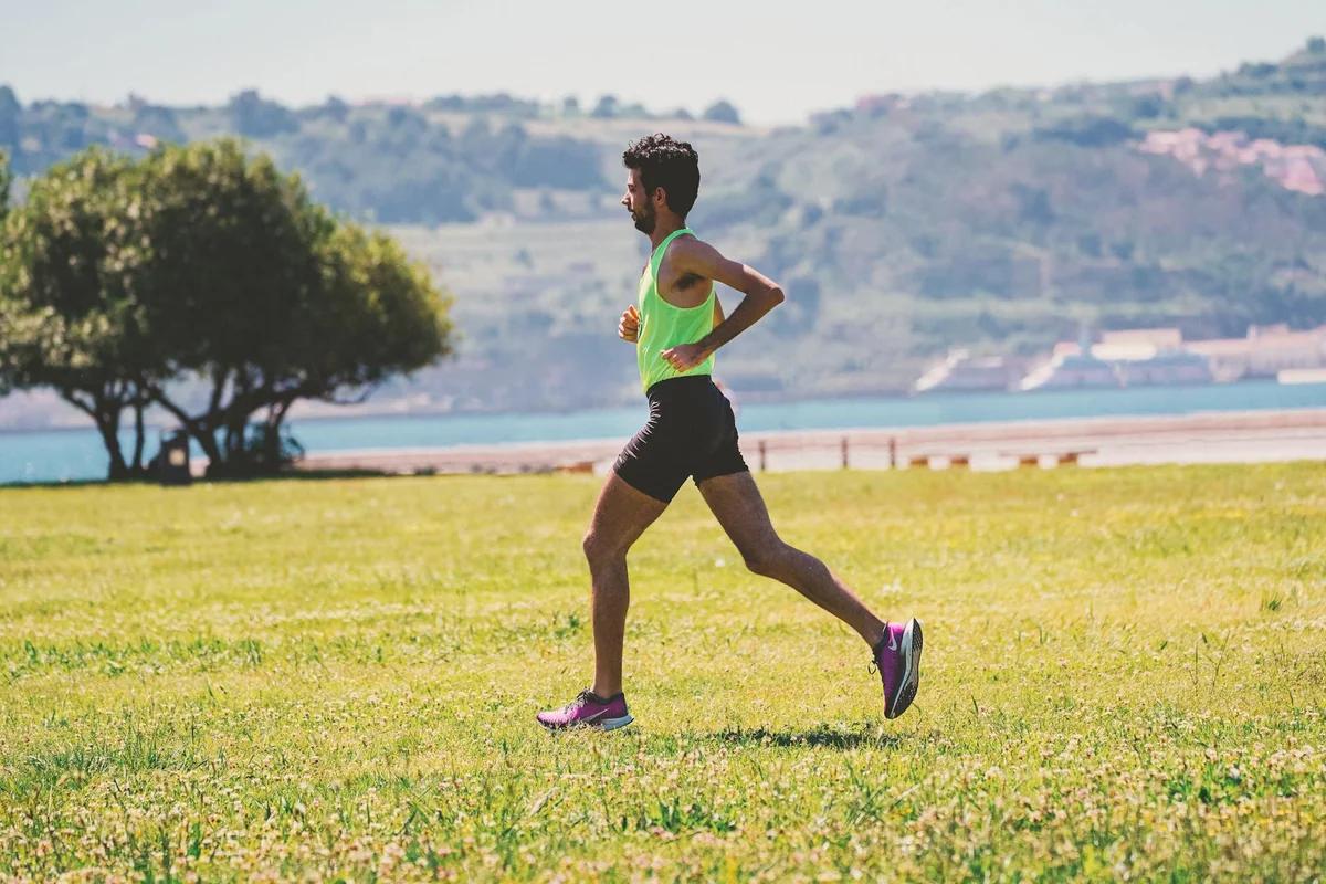 低強度有氧運動回歸熱潮！為什麼「邊跑步邊聊天」反而更有效？