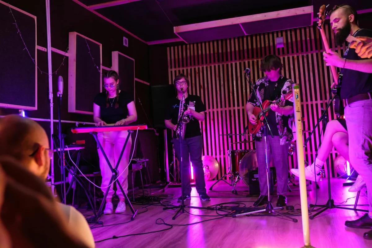 阿部真央公開《透明男與人間女》主題曲現場演出！溫柔演出引粉絲淚目