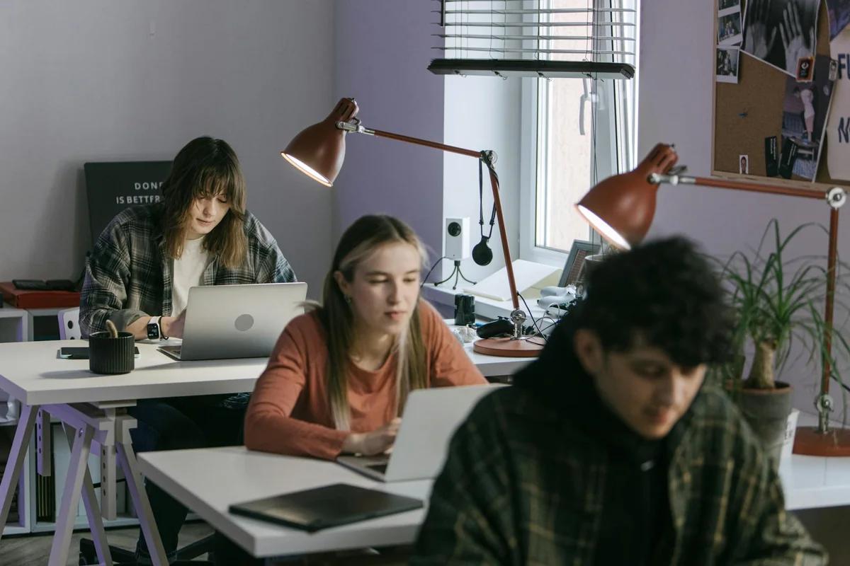 生成AI會用與不會用，年收差100萬到300萬！職場真實案例曝光