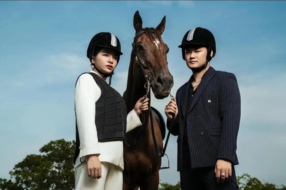 Aintree Ladies Day亮點搶先看！Zara Tindall母女帥氣西裝亮相，現場百萬英鎊賭金激戰