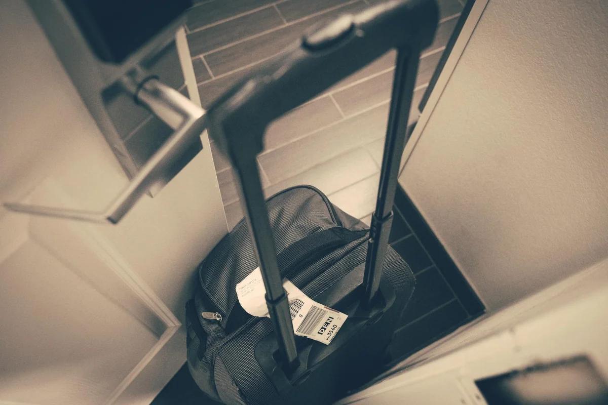 貼上就搞定！日本記者驚訝發現：這款Amazon行李箱輪子保護套超靜音還不掉