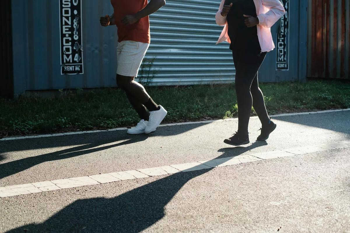 日本人穿NIKE人數暴跌！新興品牌攻佔市場：On、HOKA、ASICS崛起