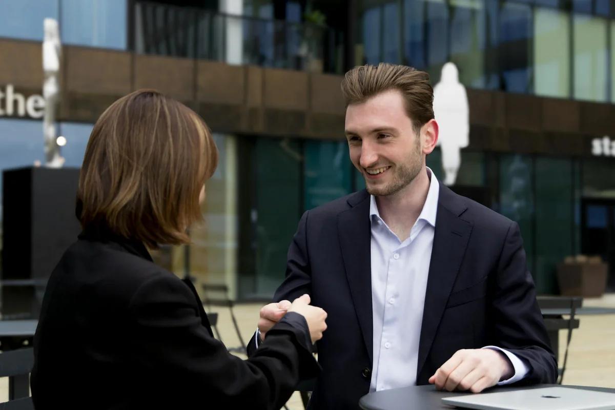 從「隱遁經營」到活躍國際：SK集團會長的轉變與AI戰略
