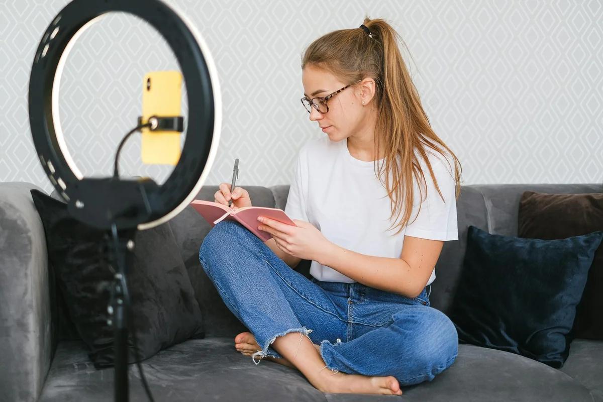 SNS書蟲變編輯！新出版社靠網紅讀者起家，出版業能翻身嗎？