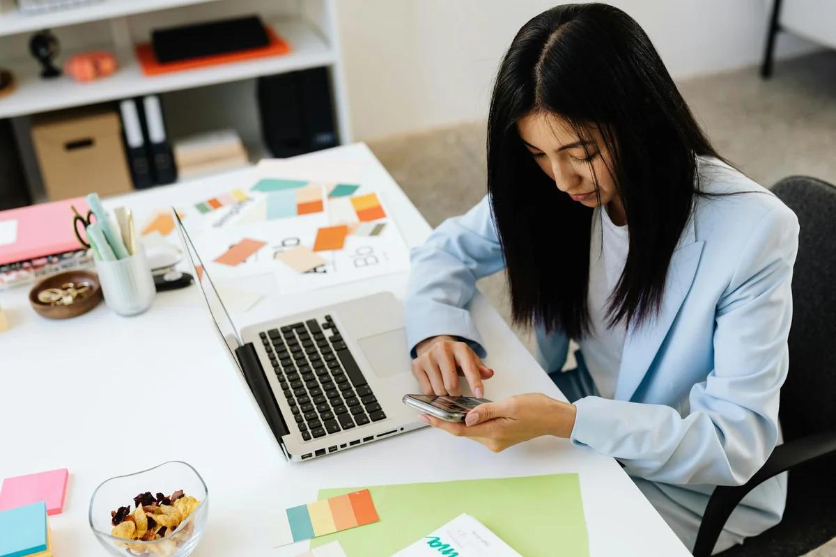 年輕人竟將客戶內情寫上SNS！上司當場傻眼：這都不懂嗎？