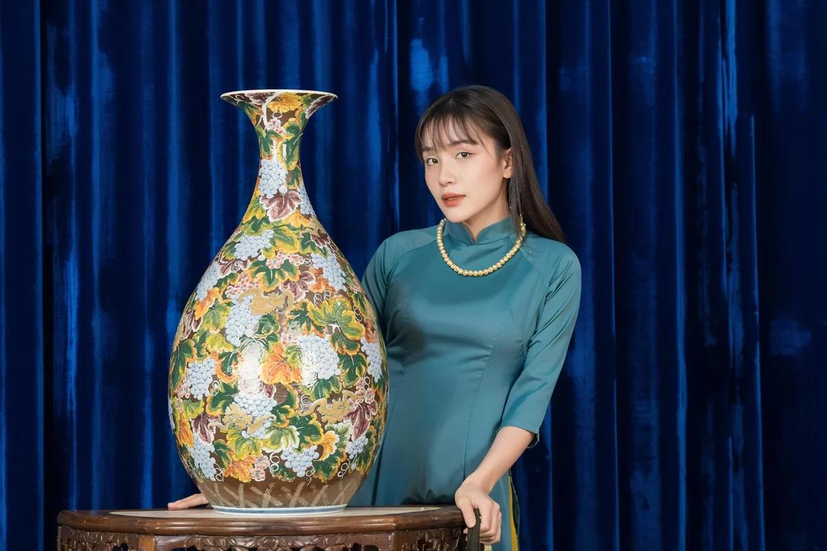 紀子妃稱「忘不忘記很重要」！佳子妃首訪いけばな展讚花器調和