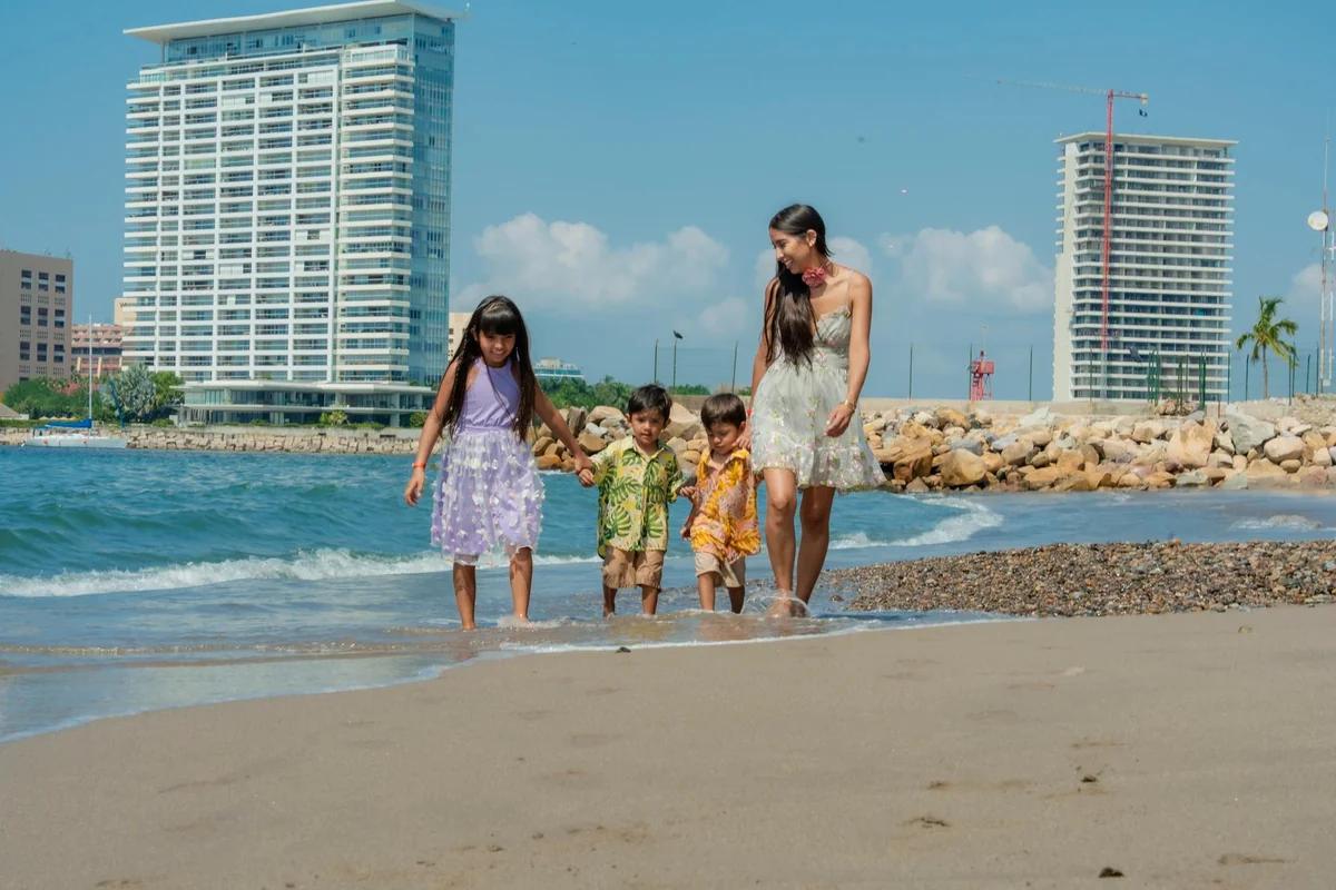 鍾楚紅罕見曬母子互動！馬德里行被兒子背在背上笑翻 ／ Photo by Luis Becerra  Fotógrafo