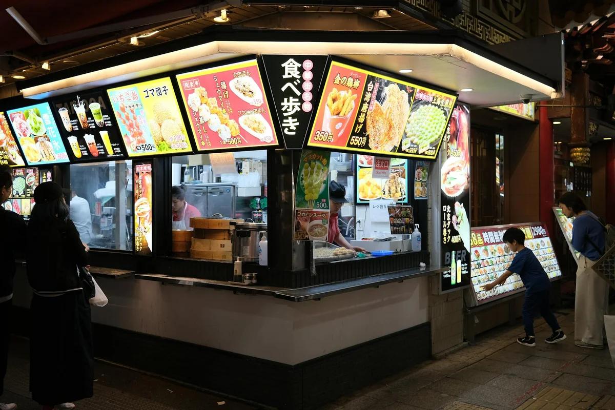 京都宇治相席食堂驚傳「腰觸」爭議！人氣聲優與偶像當場傻眼