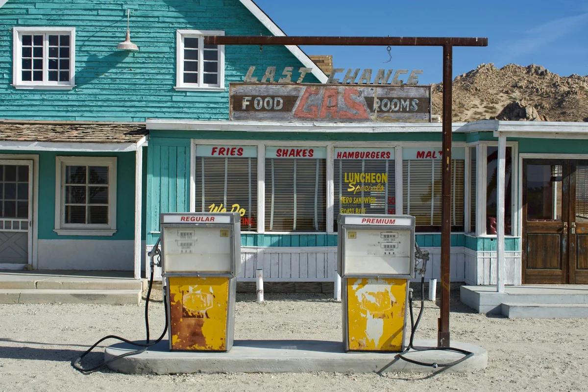 英國汽油價還要漲？停火協議破局後，油價反彈誰來扛 ／ Photo by Mr. Location Scout