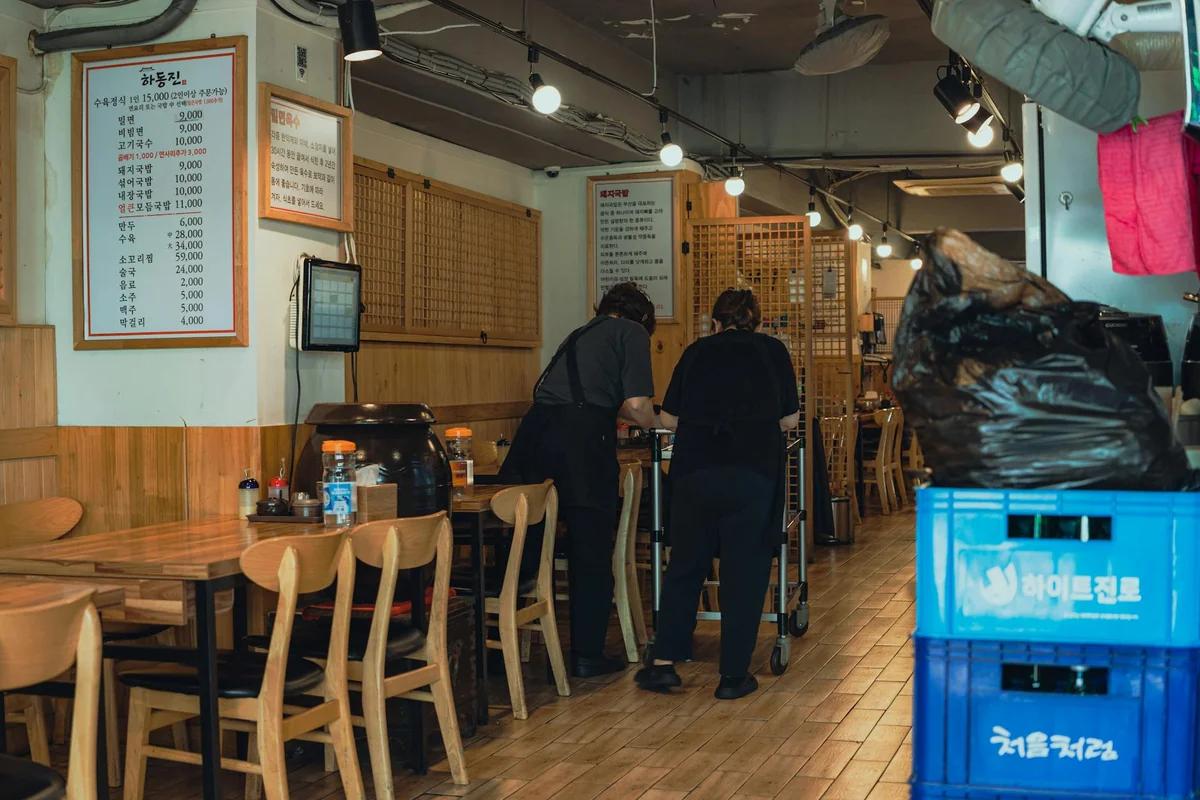 守護「スタ丼」的弟子 vs 推廣「油そば」的創辦人：中央線上的硬派飯爭議 ／ Photo by Theodore Nguyen