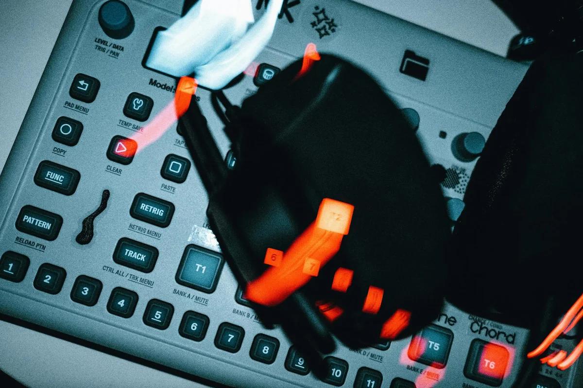 DJ YEN聯手廣島&大阪藝人推出新曲《勇者之劍》!RPG世界觀+Hyperpop實驗節奏 / Photo by Egor Komarov